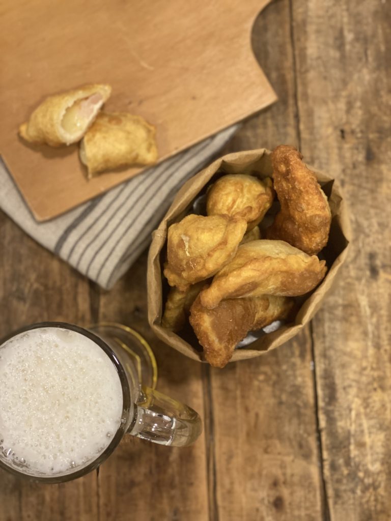 Empanadas Fritas De Queso Camar N Polin En La Cocina